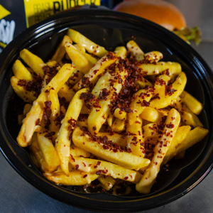 PORTION DE FRITES AVEC CHEDDAR ET FAROFA DE BACON HALAL